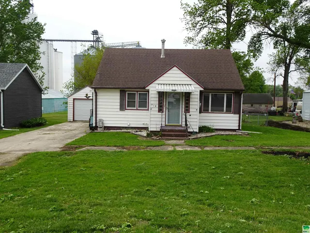 514 5th St, Ashton, IA 51232