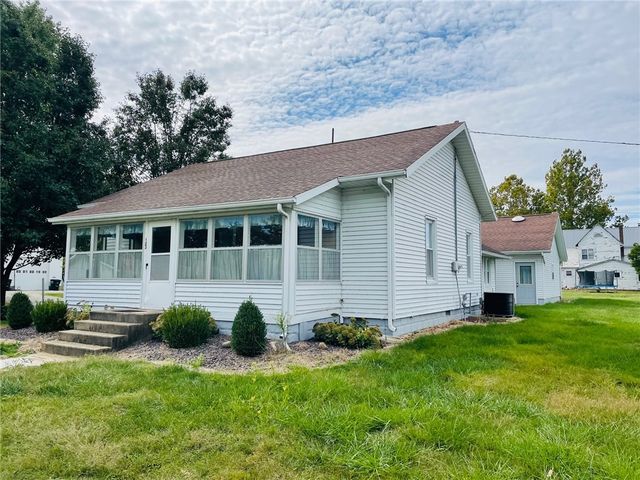123 S  3rd St, Brownstown, IL 62418