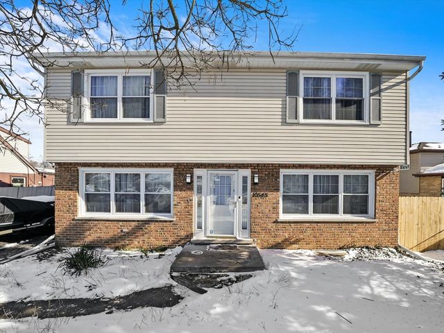 10545 S  82nd Ave, Palos Hills, IL 60465