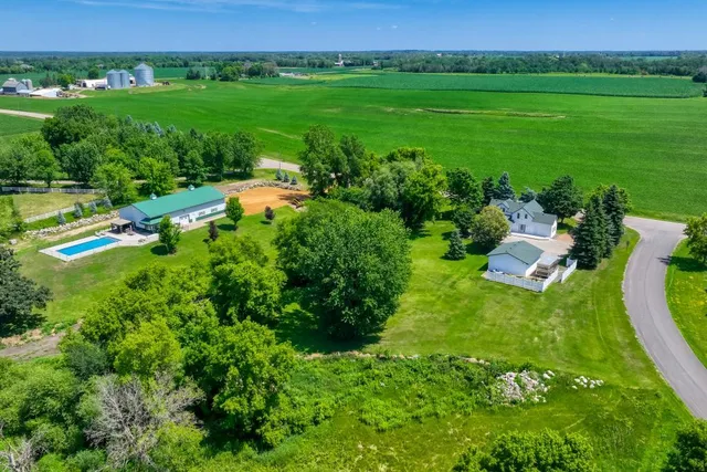 9815 Pioneer Trl, Loretto, MN 55357