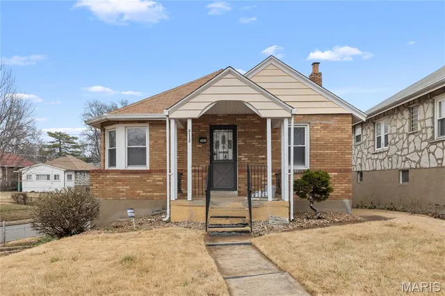 3112 Gary Dr, Saint Louis, MO 63121