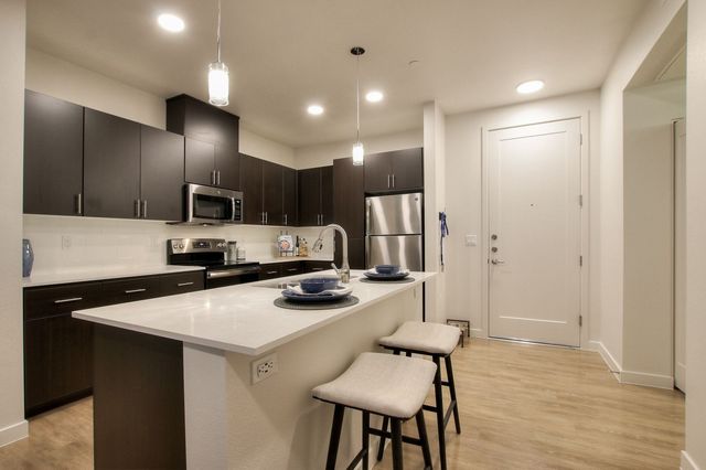 10801 N  32nd St #102, Phoenix, AZ 85028