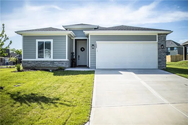 1592 Grayhawk Dr, Basehor, KS 66007