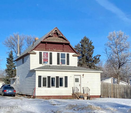 809 9th Ave, Langdon, ND 58249