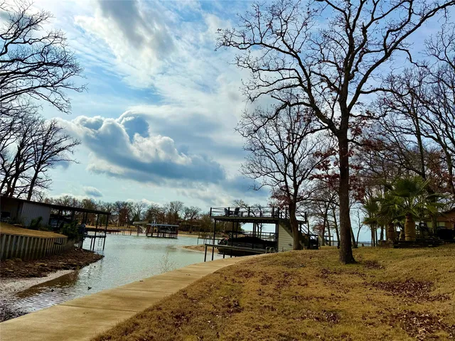 Shoreline Stravenues Hbr, Malakoff, TX 75148