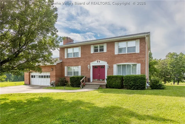 502 Sunnybrook Dr, Hurricane, WV 25526