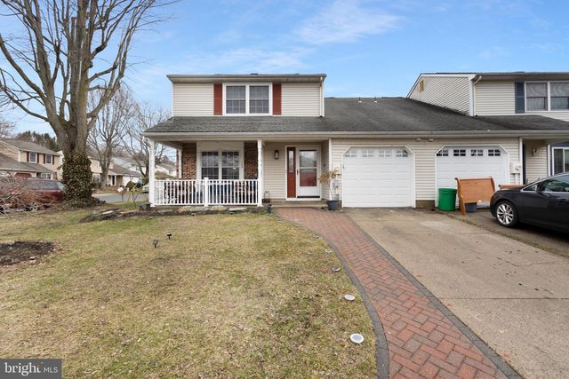 125 Sharrow Ln, Mount Laurel, NJ 08054