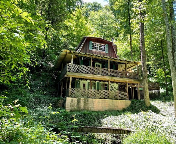 523 Springlake Rd, Maggie Valley, NC 28751