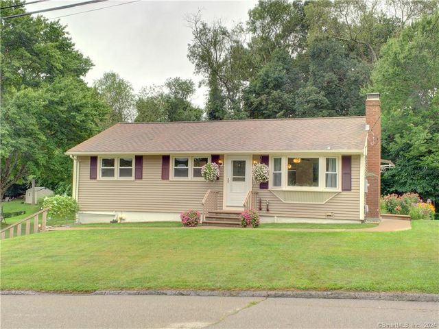 76 Occum Ln, Uncasville, CT 06382