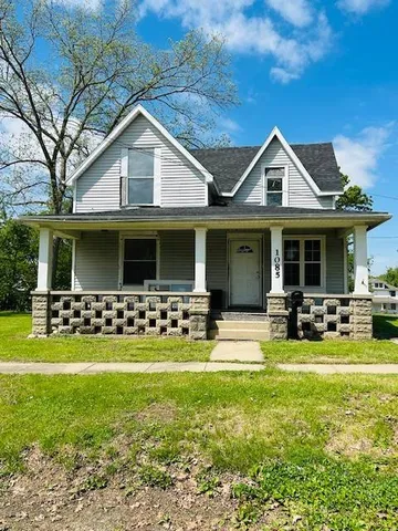 1085 Davis St, Barry, IL 62312