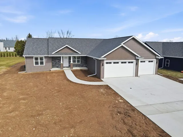 W7077 Jaclyn Ln, Greenville, WI 54942
