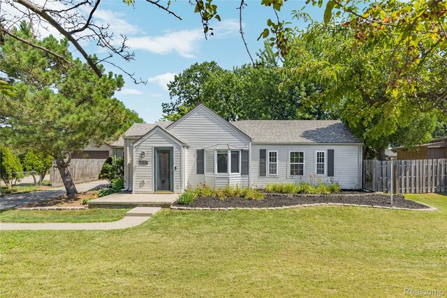 23635 Lakewood St, Clinton Township, MI 48035