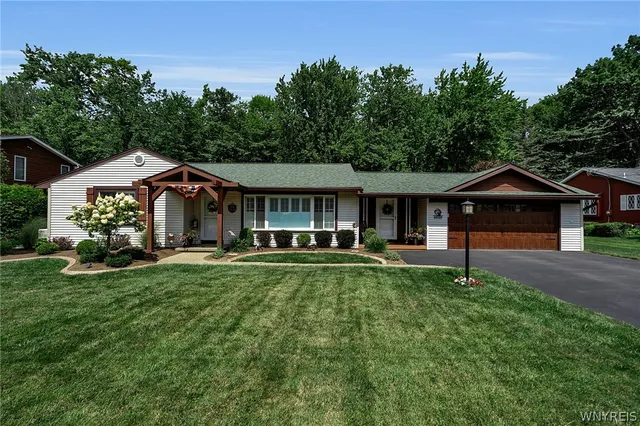 4000 N  Hamptonbrook Dr, Hamburg, NY 14075