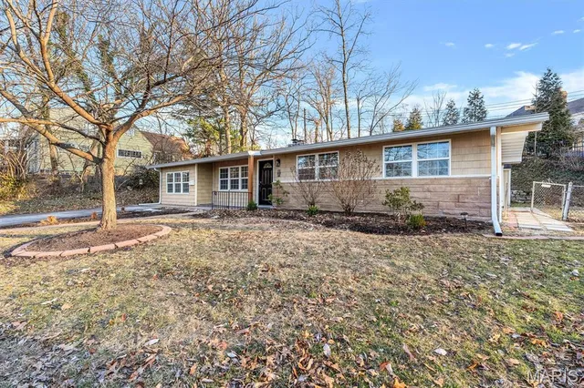 621 Crest Ct, Saint Louis, MO 63122