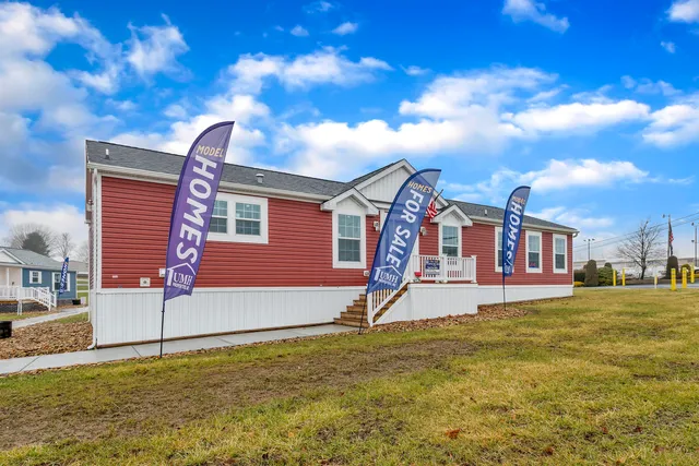 Champion SL3 S & F SUNNY ACRES SALES CENTER Plan in UMH Somerset Sales Center, Somerset, PA 15501
