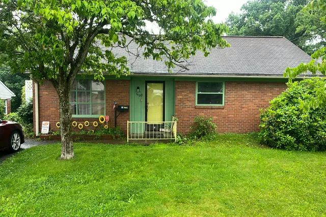 1928 Cardinal Ave, Aliquippa, PA 15001