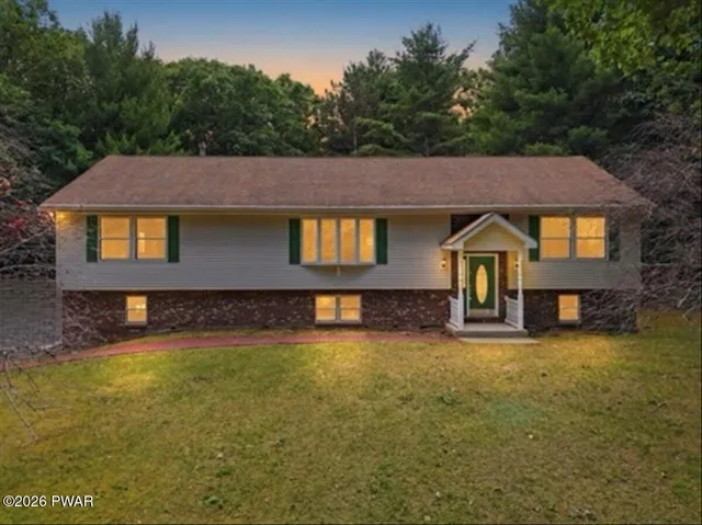 18 Holiday Dr, Hawley, PA 18428