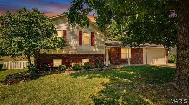2215 Graystone Dr, Saint Charles, MO 63303