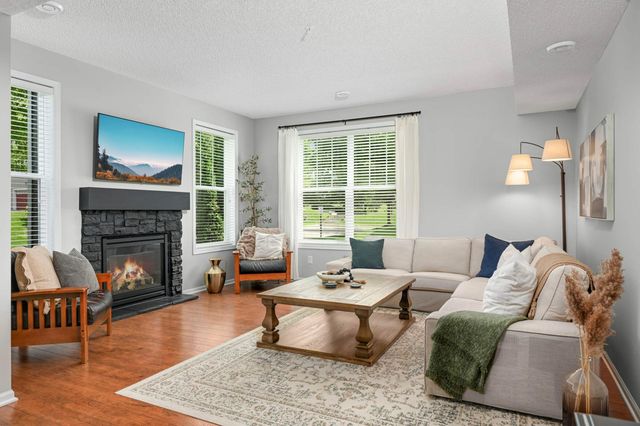 1820 Plymouth Ln #5, Chanhassen, MN 55317