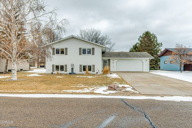 312 7th Ave NW, Hazen, ND 58545