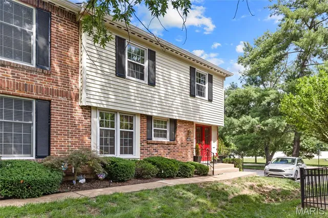 13336 Bragstadt Dr, Saint Louis, MO 63141