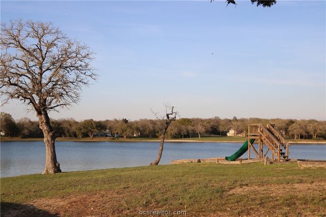 15 Piper Ln, Normangee, TX 77871