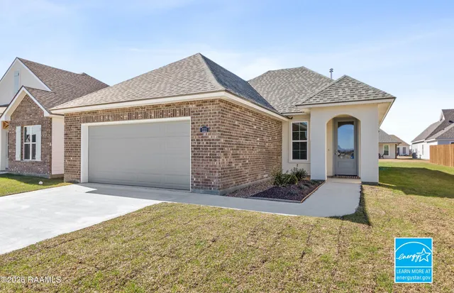 111 Carreras Ln, Maurice, LA 70555