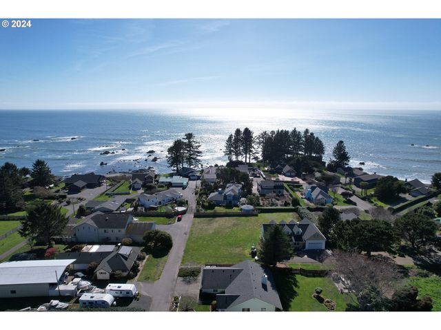 98132 Harbor Point Dr, Brookings, OR 97415