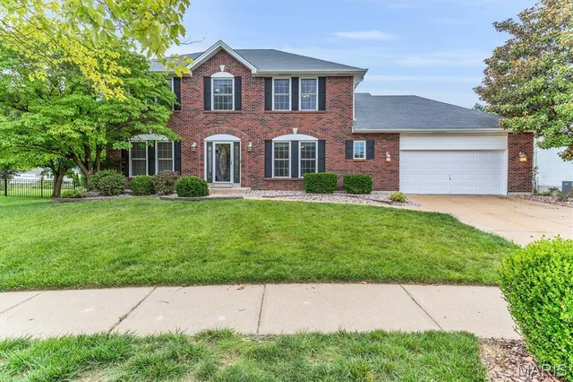 214 Kingdom Dr, Saint Charles, MO 63301