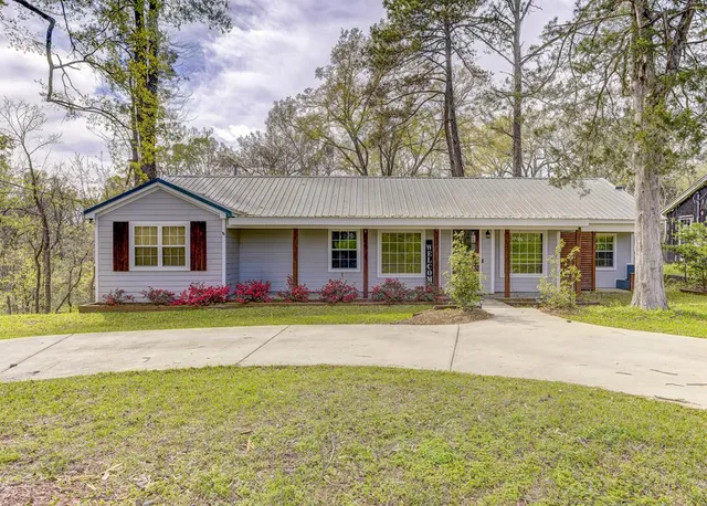 355 Honeysuckle Ln, Vicksburg, MS 39183