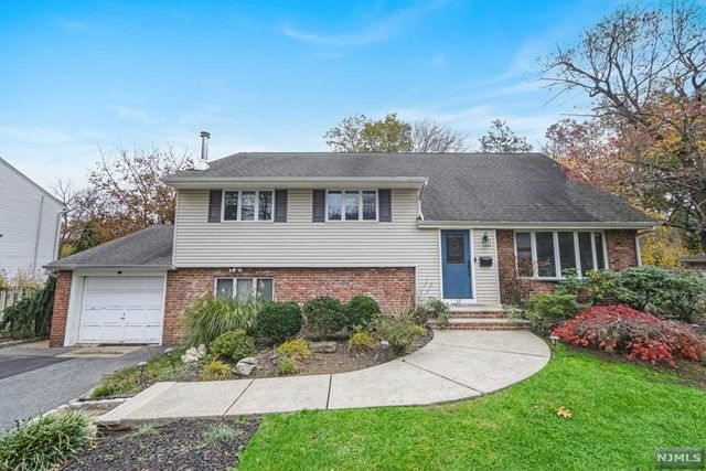 17 Elf Hill Ct, Township Of Washington, NJ 07676