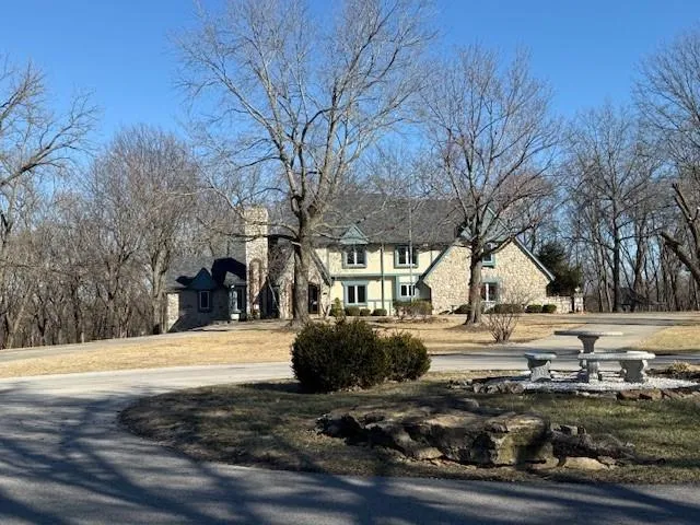 6807 Cedar Bnd, Parkville, MO 64152