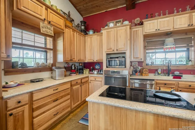 462 Co Rd 763 B, Devine, TX 78016