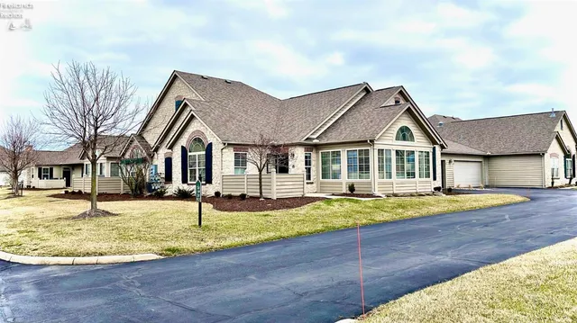 2750 Canterbury Cir #D, Pt Clinton, OH 43452