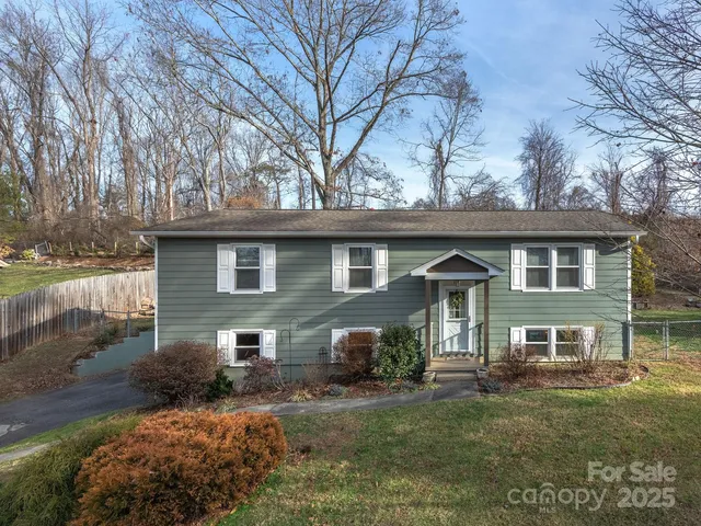 10 Village Park Dr, Weaverville, NC 28787