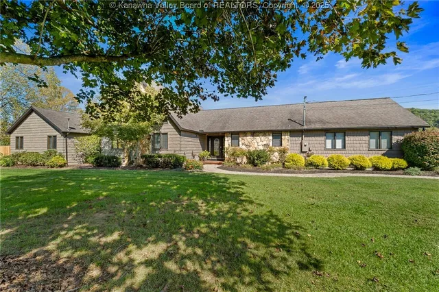 10320 Winfield Rd, Winfield, WV 25213