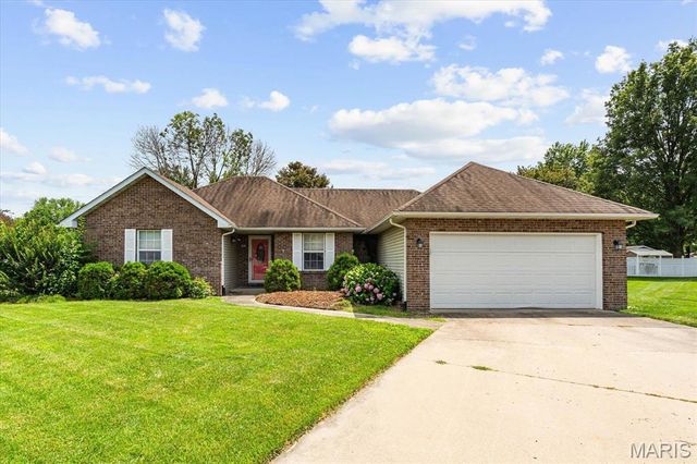 33 Michelle Dr, Mascoutah, IL 62258