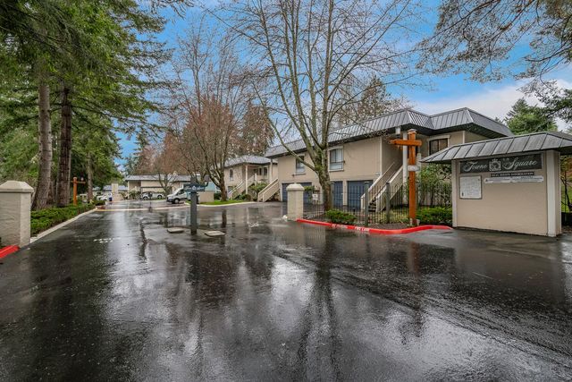 1607 102nd Pl NE #D1, Bellevue, WA 98004