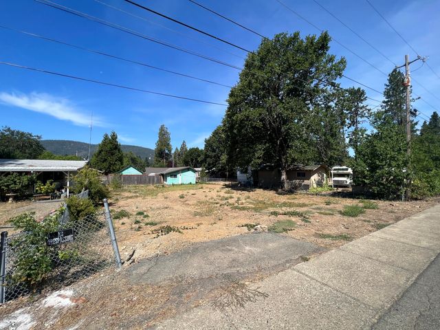 308 S  Junction Ave, Cave Junction, OR 97523