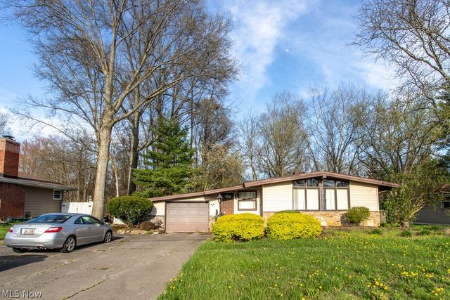 837 Pinecrest Rd, Girard, OH 44420