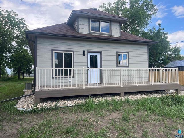 430 W  Willow St, Canistota, SD 57012