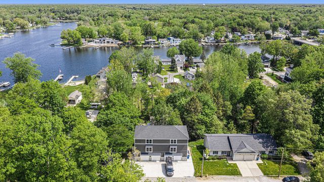16905 Highland Dr, Spring Lake, MI 49456