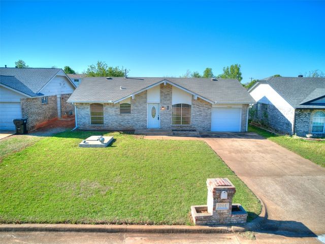 1044 NW 24th St, Moore, OK 73160