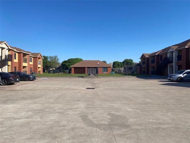 107 Oak Park Dr #402, Clute, TX 77531