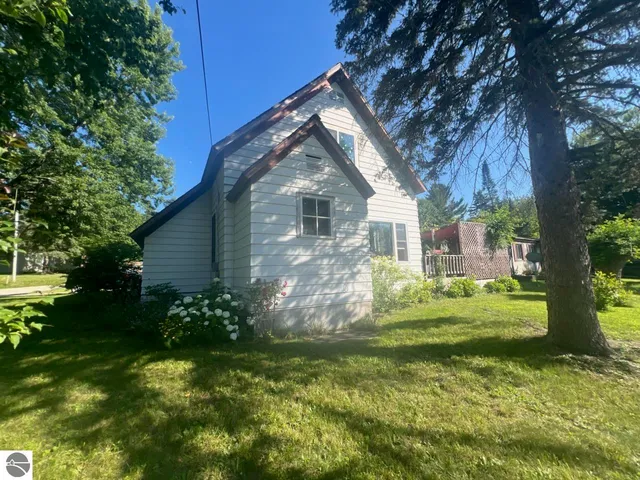 415 Sunnyside Dr, Cadillac, MI 49601