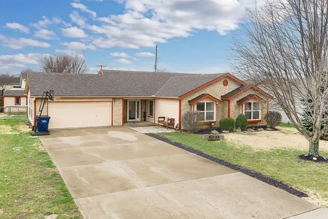 490 E  12th St, Tonganoxie, KS 66086