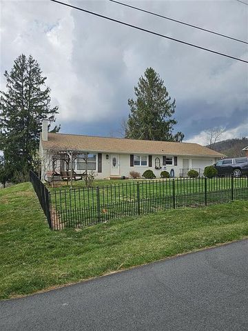 107 Lucas St, Sparta, NC 28675