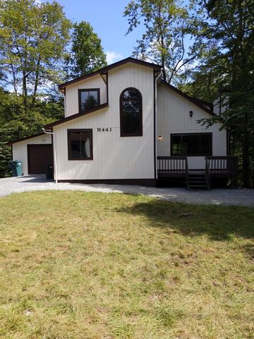 8819 Cloudcrest Dr, Tobyhanna, PA 18466