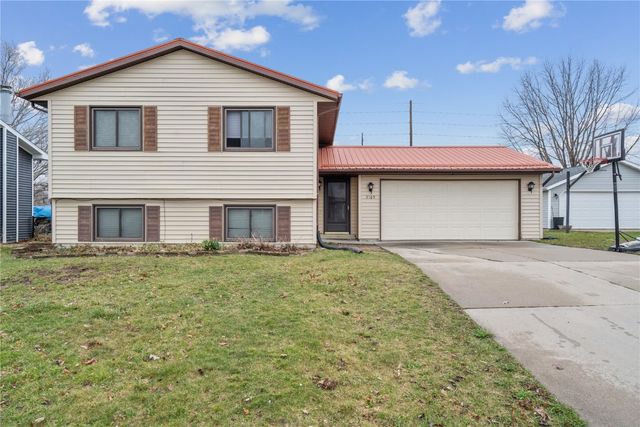 2165 Pleasantview Dr, Marion, IA 52302