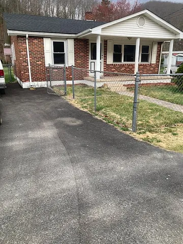 312 Brown Bottom Ln, Cedar Bluff, VA 24609
